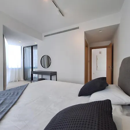 Deluxe Seafront - 2 Bed Apartment *